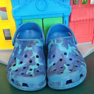 ❣5 for $25 Sale❣CROCS Kids Blue Camo Slip-On Shoes